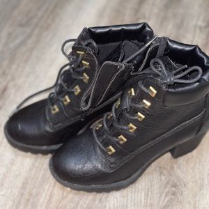 Hot boots ! Love the look